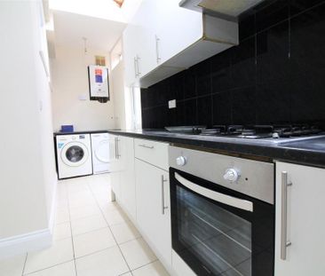 3 bedroom flat to rent - Photo 6