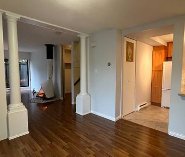 Unfurnished 2lvl 2bdrm 1.5bath stacked townhome Ambleside - Photo 4