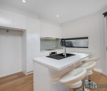 Stylish Eco-Friendly Townhouse - Photo 2