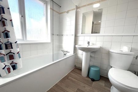 4 bedroom semi-detached house to rent - Photo 5