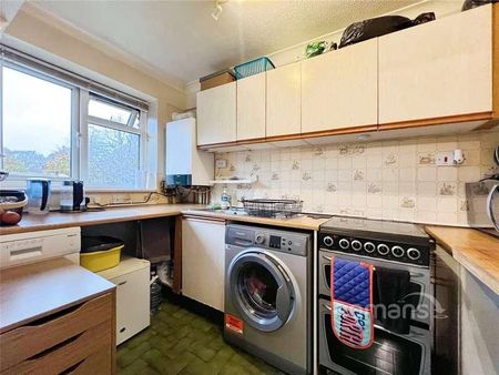 Clockhouse Road, Farnborough, Hampshire, GU14 - Photo 4