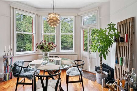 A beautifully presented and charming two bedroom flat on Prince of Wales Drive. - Photo 4