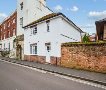 A charming two bedroom house in Winchester city centre - Photo 4