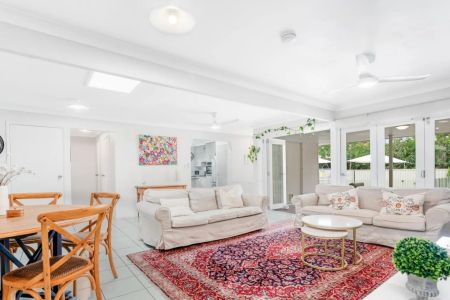 Spacious Family Living on an Expansive 810sqm Block – Pool, Multiple Living Areas & Room for Everyone. Contact Julie Sykes 0438 050 110 - Photo 4