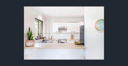 Well presented North facing townhouse - Photo 4
