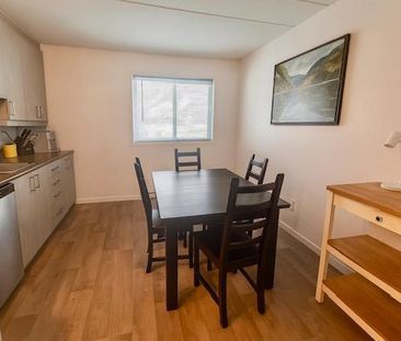 Grand 4 1/2 RÉNOVÉ en COIN, ASCENSEUR, GYM, PISCINES - INCOMPARABLE - Photo 2