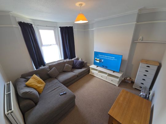 4 or 5 bedroom house - Photo 1