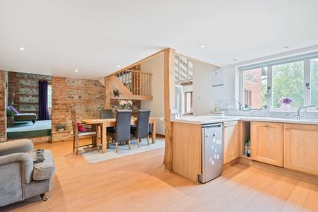 3 bedroom semi-detached house to rent - Photo 5