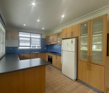 Charming family home in Penrith - Photo 4