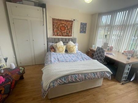 5 bedroom private hall to rent - Photo 2