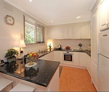Stylishly 3-Bedroom Home in Surrey Hills! - Photo 4