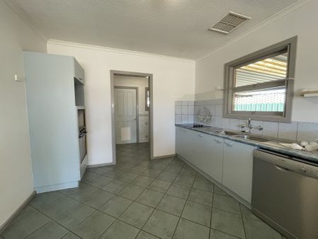 To register & apply for this property, please use this link: https://snug. com/ - Photo 5