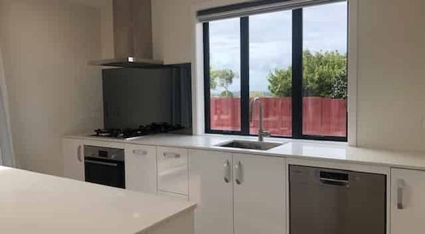 Near new 4 bedroom home ready and waiting! - Photo 1