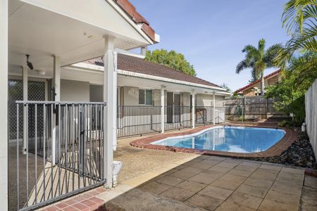 Large family home with ducted air conditioning and pool - Photo 2