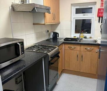 Room in a Shared House, Tanner Street, IG11 - Photo 2