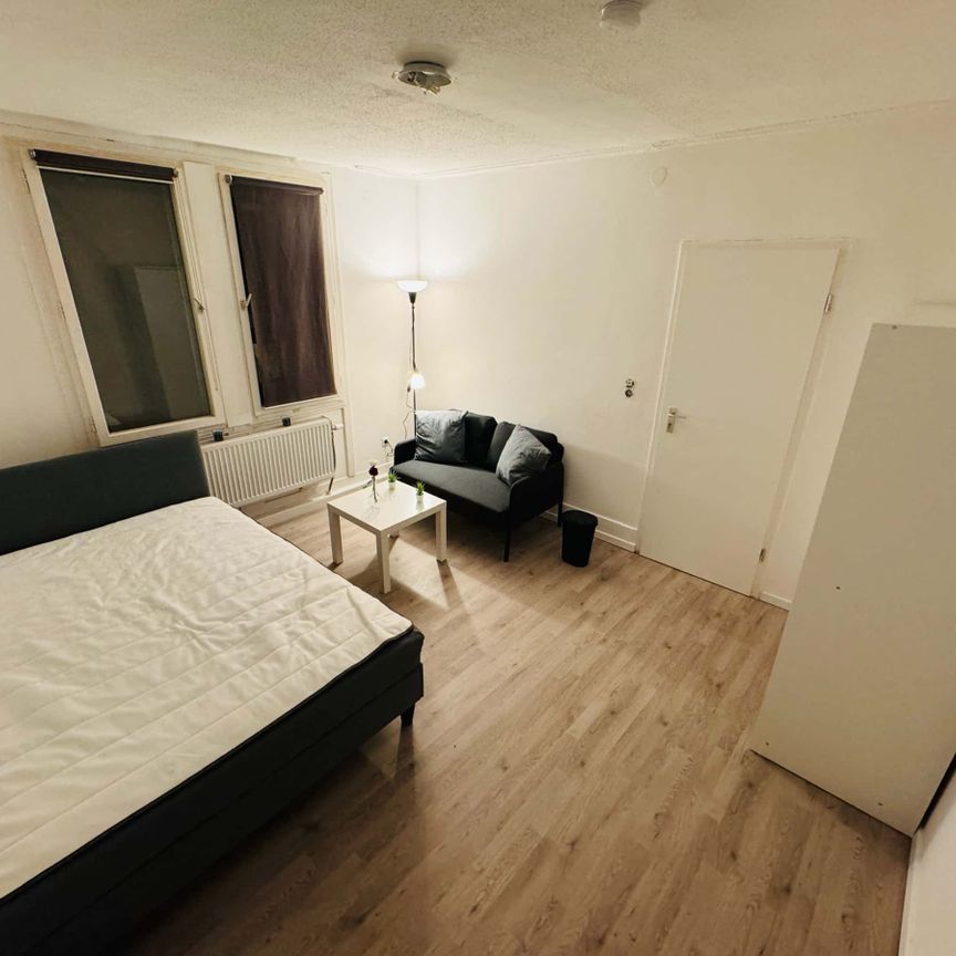 Room in Reichenbachstraße, Stuttgart for 18 m² with 5 bedrooms - Photo 1