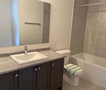 For Lease - 219 Vivant Street, Newmarket, Ontario - Photo 3