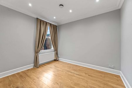 Two-bedroom split-level flat, well located on Camac Road, Twickenham. - Photo 3