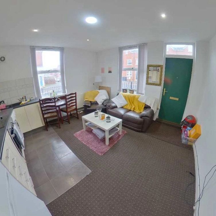 2 Bedroom Flat for rent in Burley Lodge Road - Photo 1