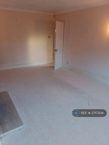 4 bedroom semi-detached house to rent - Photo 2