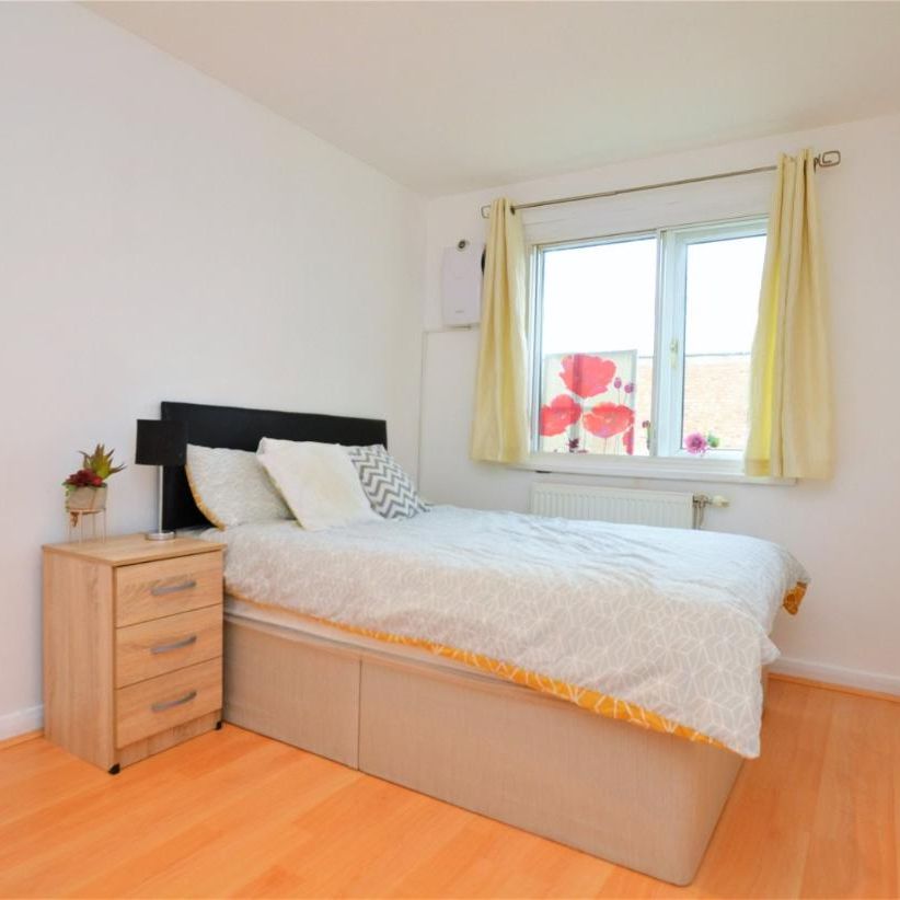 Star Road, Isleworth, TW7 4HB - Photo 1