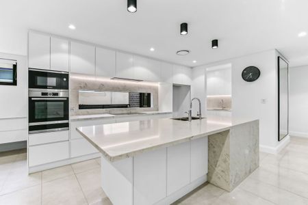 Luxuriously Designed, Near New, Stylish And Sun Kissed Executive Style Five Bedroom, Four Bathroom Family Oasis In A Blue Ribbon, Park-Side Location - Photo 2