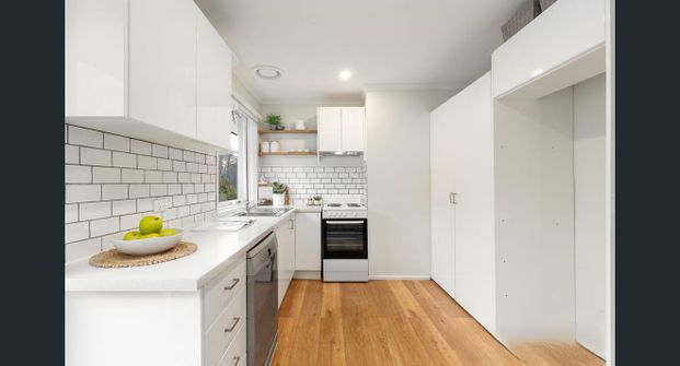 MODERN VILLA WITH BAYSIDE LIFESTYLE - Photo 1