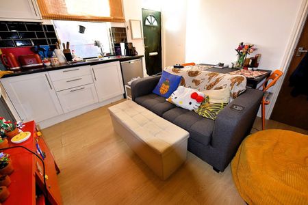 2 bedroom House in Kelsall Place, Hyde Park - Photo 2