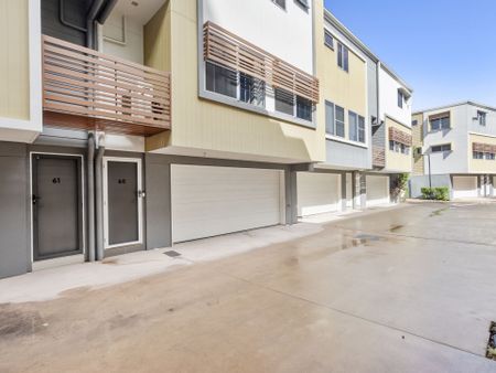 Fully Furnished 2 bedroom Townhouse - Photo 3
