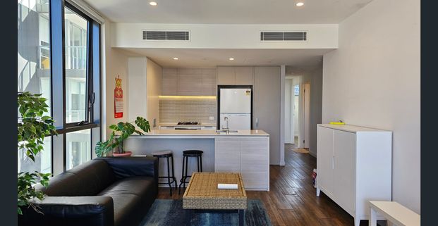 Stylish 2-Bedroom Apartment with 2 Bathrooms and 1 Private Carpark in Prime South Brisbane Location - Photo 1