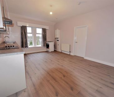 2 bedroom Flat in Springwood Road Flat 10, Leeds - Photo 2