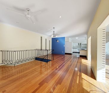 Spacious Family Home in Leafy Cul-De-Sac, with Pool! - Photo 2