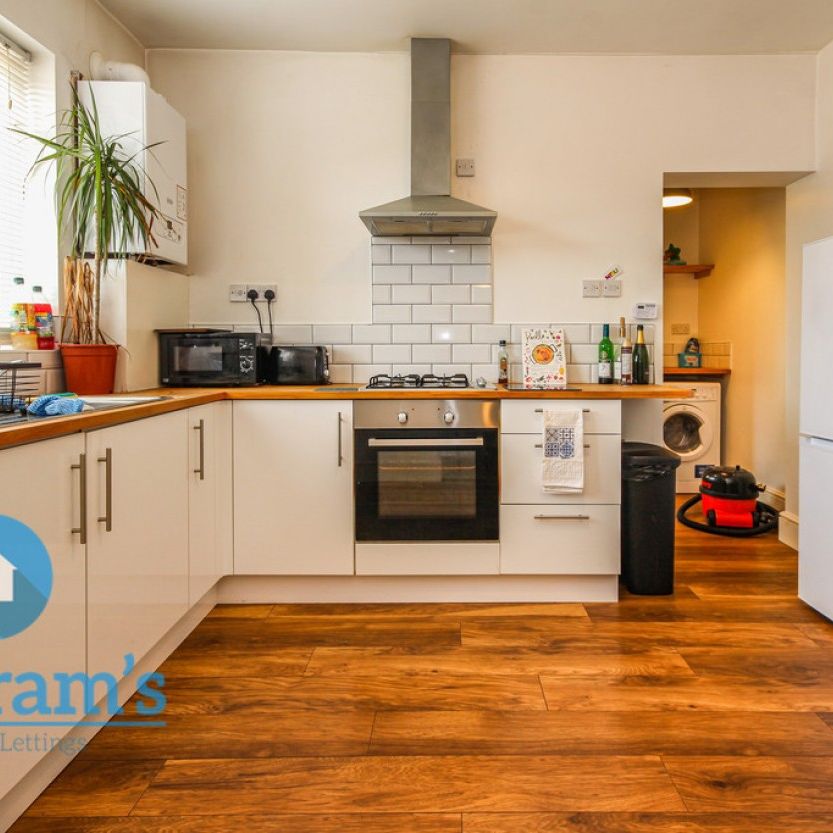 2 bed Flat for Rent - Photo 1