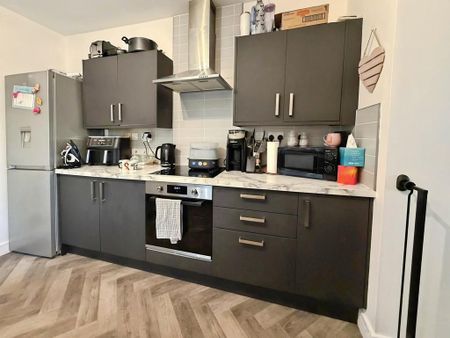 3 bedroom end of terrace house to rent - Photo 3