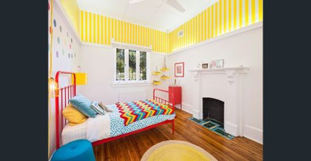 Located just minutes walk from local shops and cafes, city transport - Photo 3