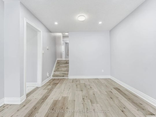 48 Davenport Crescent #Upper - Photo 1