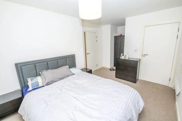 3 bedroom flat in London - Photo 1