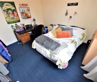 4 bedroom House in School View, Leeds - Photo 3