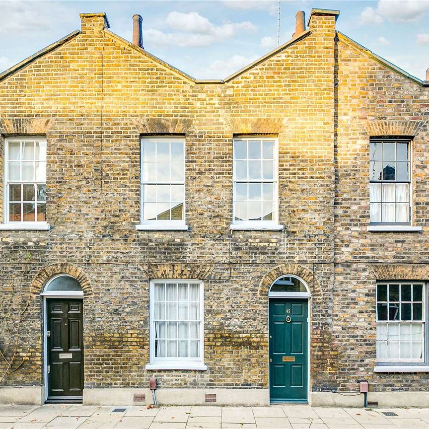 Charming 3 bedroom house with private garden that's situated within easy reach of both Waterloo and Blackfriars Bridge. - Photo 1