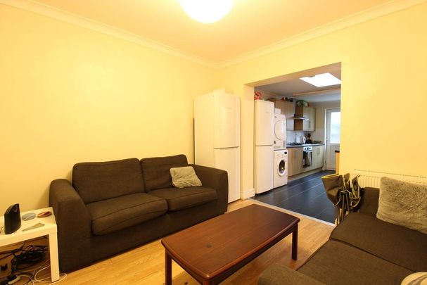 6 bedroom semi-detached house to rent - Photo 1