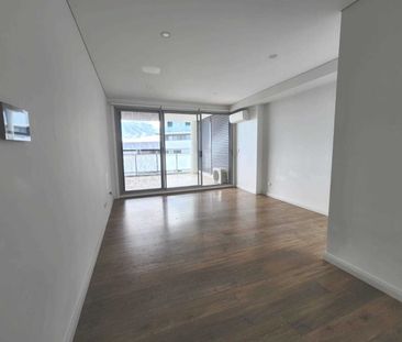 TERRIFIC 2 BEDROOM 2 BATHROOM APARTMENT - Photo 2