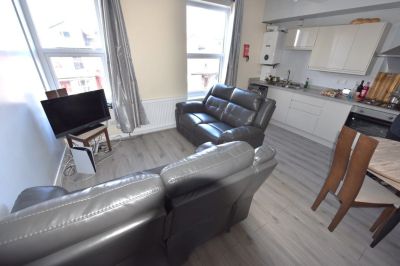 3 bedroom Flat in Brudenell Mount, Leeds - Photo 1