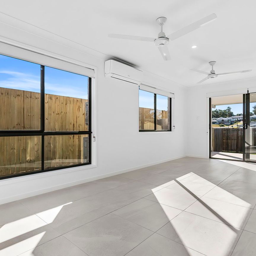 Fresh & Functional – 2-Bedroom Duplex with Fully Fenced Yard - Photo 1