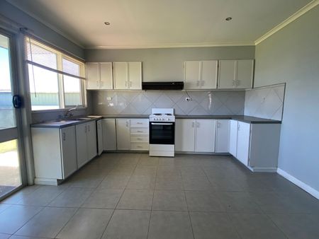 THREE BEDROOM HOUSE IN MARYBOROUGH - Photo 2