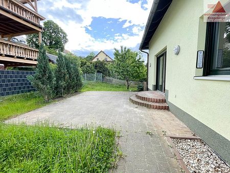 Großzügige Traumwohnung mit Garage, Terrasse & Kamin auf dem Zeller Berg - Photo 2