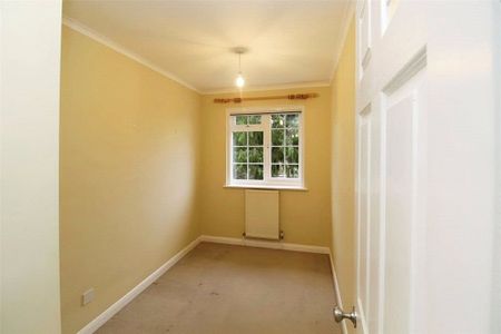 Broomhall End, Woking - Photo 2