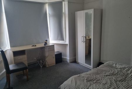 Most demanding double bed room in NW4 4LD 28 Babington Road 1 - Photo 2