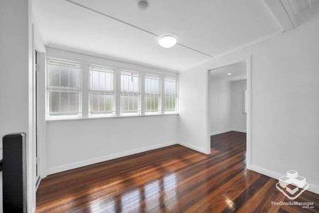 Delightful renovated home - Photo 2