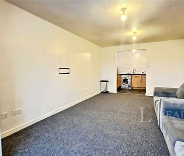 2 bedroom apartment to rent Larkspur Gardens, Luton, Bedfordshire, LU4 - Photo 3