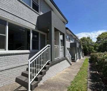 Modern Split-Level Townhouse-Style Apartment with Private Courtyard - Photo 2